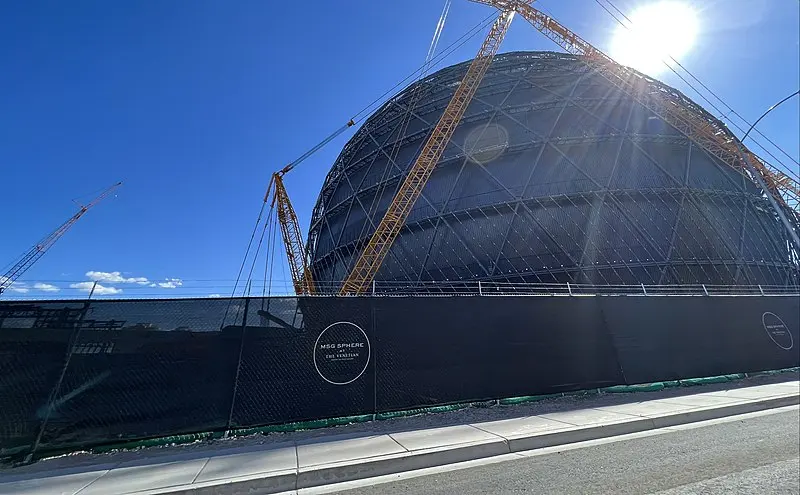 24/7 continuous power: the best workers and technicians in the world build The Sphere. © Credit: 2022 by LittleT889 is licensed under CC BY 4.0
