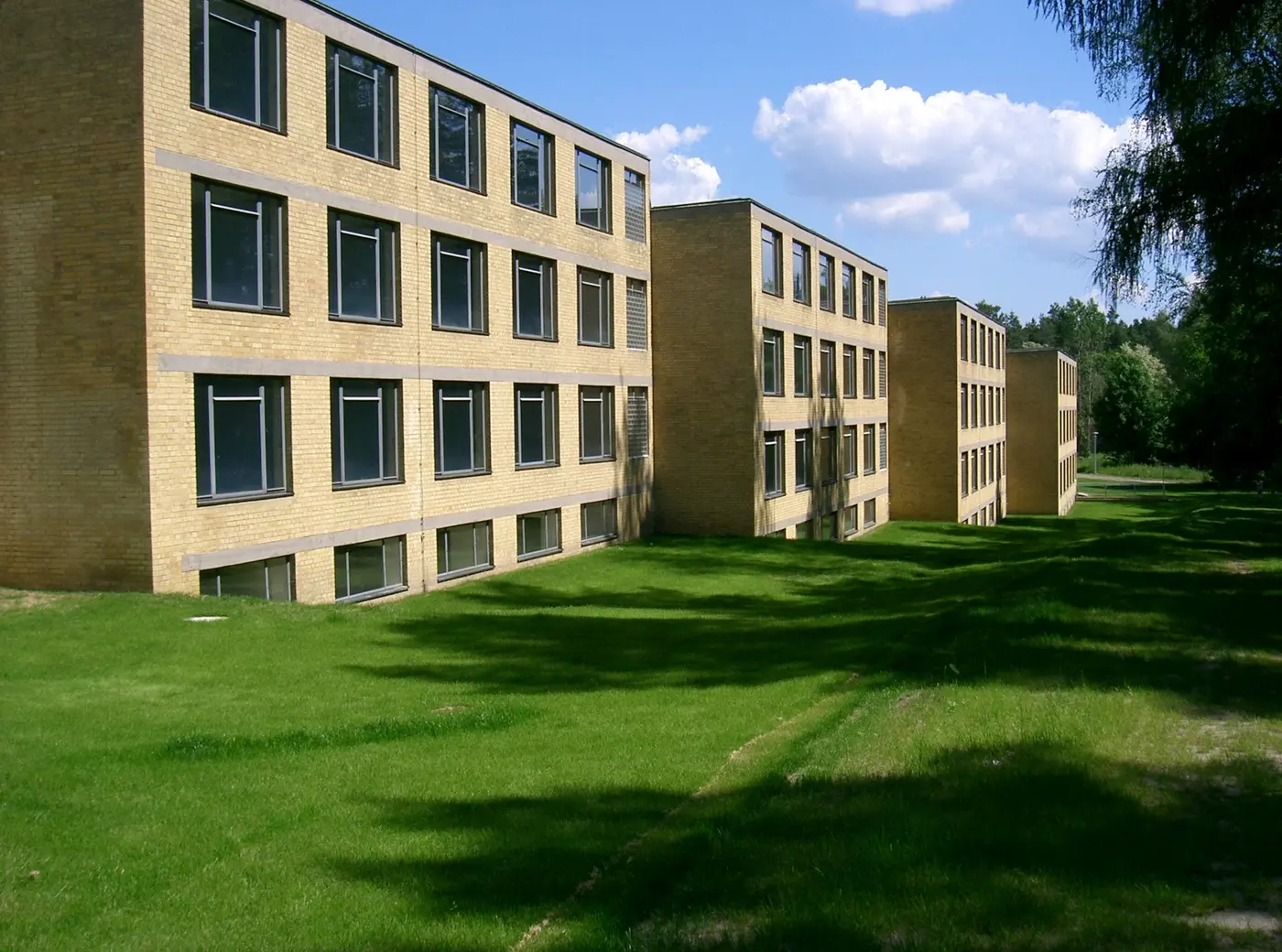ADGB school- Dabbelju, CC BY-SA 3.0, via Wikimedia Commons