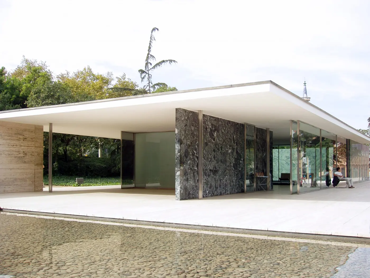 Barcelona-Pavillon – Vicens, CC BY-SA 2.5, via Wikimedia Commons